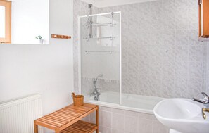 Bathroom - 2 bedroom cozy home in Pommerit-le-Vicomte (Pommerit-le-Vicomte)