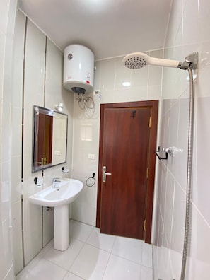 Hårtork, handdukar och tvål