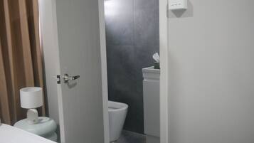 Double Room, 1 Queen Bed | Bathroom