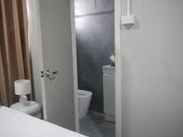 Queen room with Private Bathroom, 1 Queen bed | Bathroom | Towels