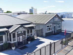 Front of property - Flying Pig Backpackers Rotorua (Rotorua)