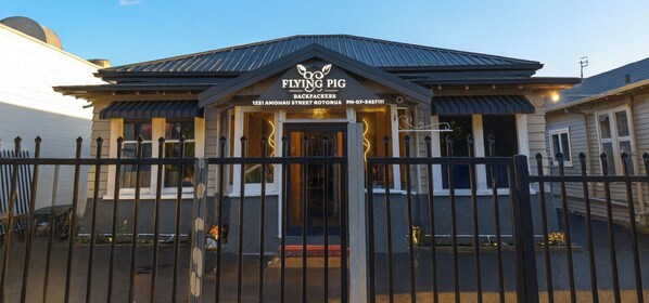 Exterior - Flying Pig Backpackers Rotorua (Rotorua)