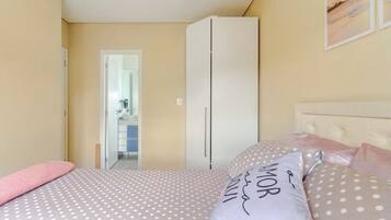 2 bedrooms, iron/ironing board, WiFi, bed sheets