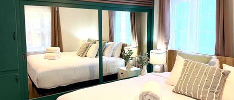 Schreibtisch, Bügeleisen/Bügelbrett, Reisekinderbett, WLAN