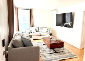 TV - Chic City Getaway | Steps from Little Italy (San Diego)