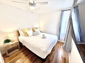 1 chambre, bureau, fer et planche à repasser, lit parapluie