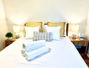 1 bedroom, desk, iron/ironing board, travel cot - Heart of the City |  Walk to Little Italy (San Diego)