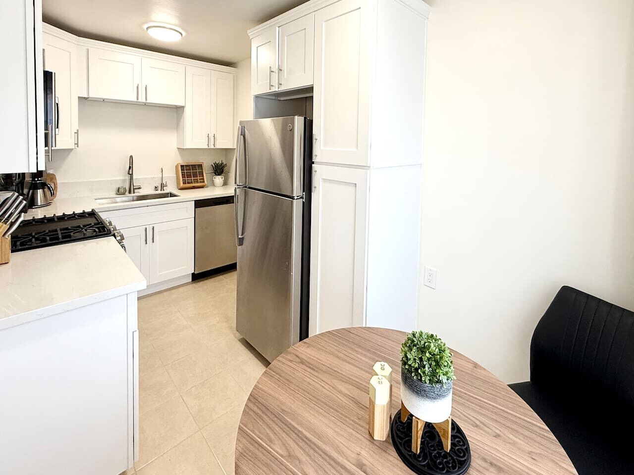 Réfrigérateur, four à micro-ondes, un four, surface de cuisson