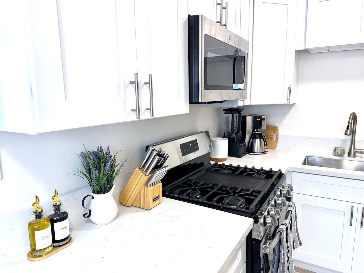 Réfrigérateur, four à micro-ondes, un four, surface de cuisson