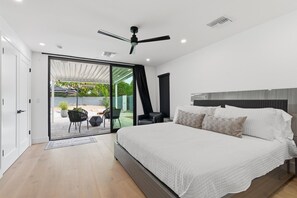4 bedrooms, iron/ironing board, WiFi, bed sheets