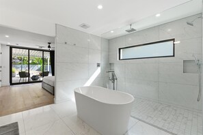 Shower, hair dryer, towels, soap - Luxury Scottsdale Retreat with Heated Pool in Quiet Buenavante (Scottsdale)