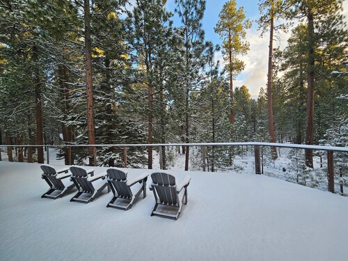Modern Black Butte Ranch Retreat - Walk to Pools, Game Room, A/C, Pool Table