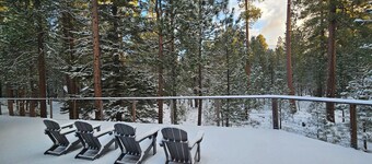 Modern Black Butte Ranch Retreat - Walk to Pools, Game Room, A/C, Pool Table