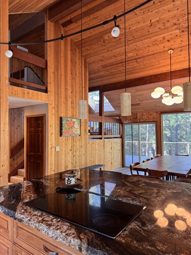 Modern Black Butte Ranch Retreat - Walk to Pools, Game Room, A/C, Pool Table