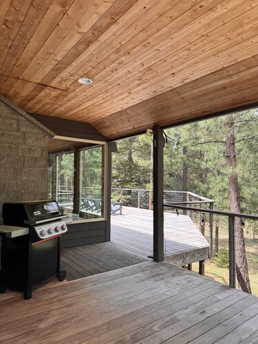 Modern Black Butte Ranch Retreat - Walk to Pools, Game Room, A/C, Pool Table