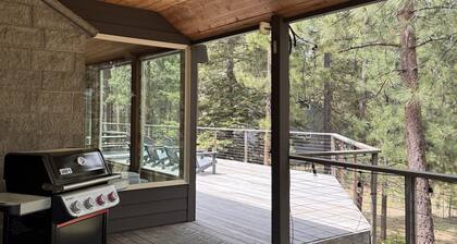 Modern Black Butte Ranch Retreat - Walk to Pools, Game Room, A/C, Pool Table