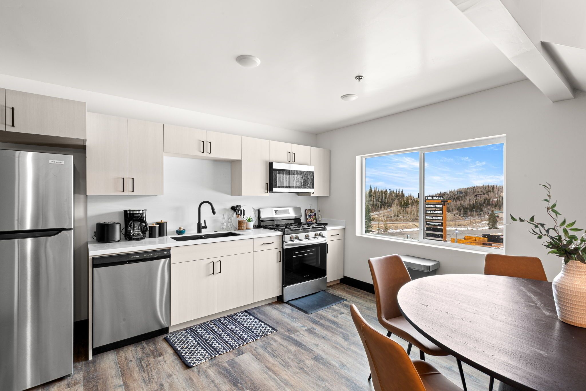 Réfrigérateur, four à micro-ondes, un four, surface de cuisson