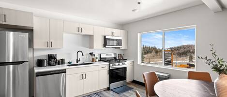 Réfrigérateur, four à micro-ondes, un four, surface de cuisson