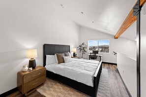 4 bedrooms, desk, travel crib, free WiFi - Penthouse at The Mall! (Brian Head)