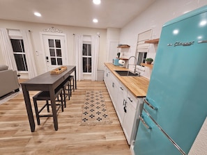 Fridge, microwave, coffee/tea maker, toaster - 1 Bed 1 Bath Cottage in Historic League City Close to NASA, Kemah, Galveston (League City)