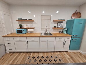 Frigorifero, microonde, macchina per tè/caffè, tostapane