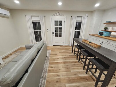 1 Bed 1 Bath Cottage in Historic League City Close to NASA, Kemah, Galveston