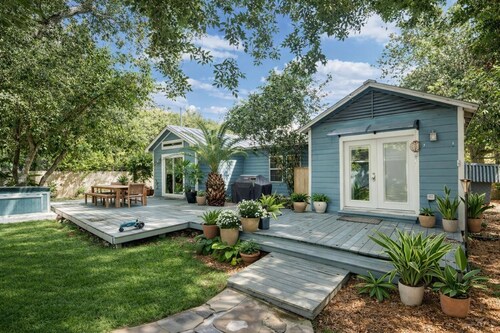 Entire Home in League City near NASA & Kemah, Fire Pit, Large Yard, KAYAKS!