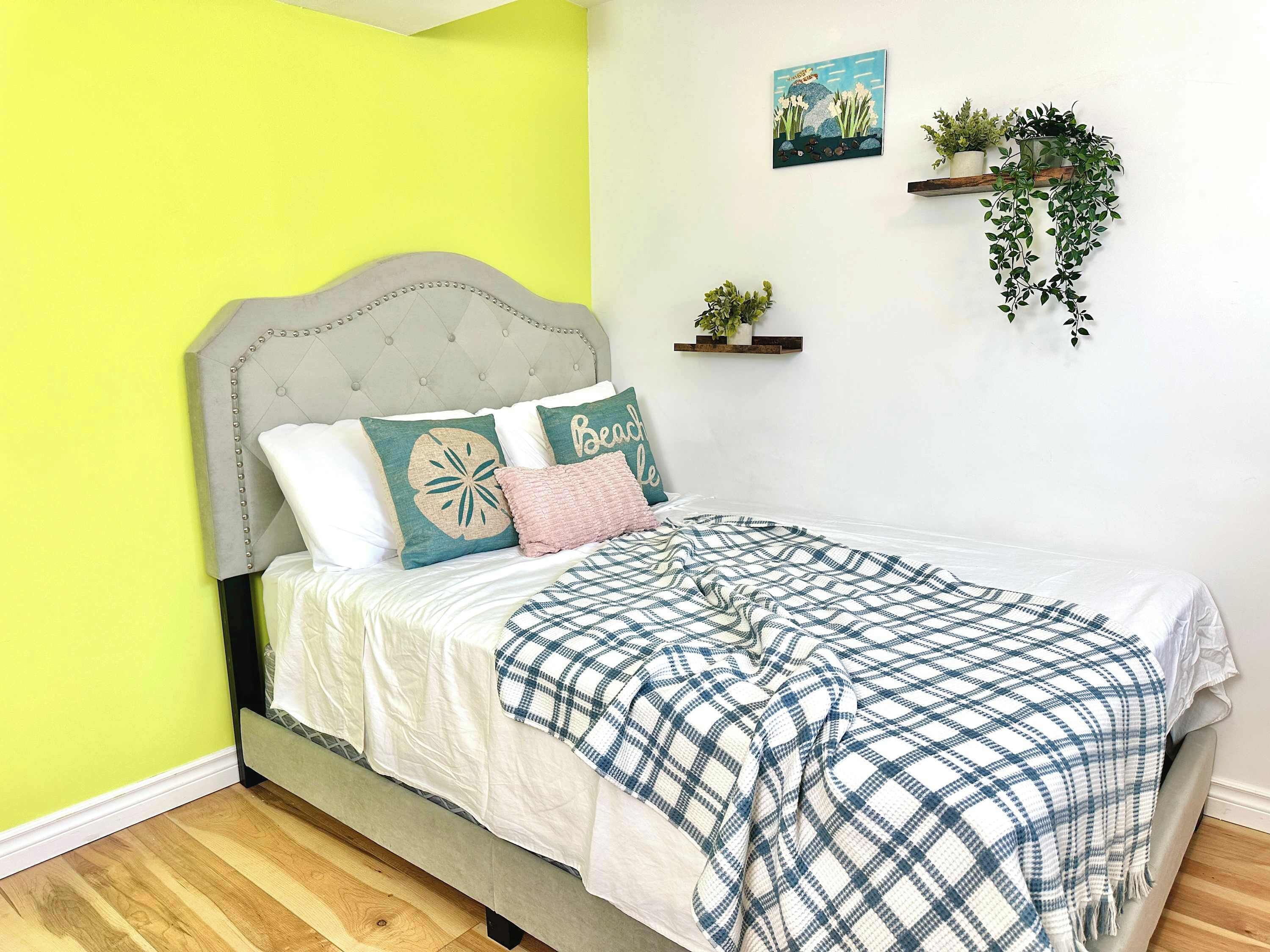 Tabla de planchar con plancha, wifi y ropa de cama 