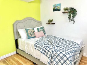 Tabla de planchar con plancha, wifi y ropa de cama 