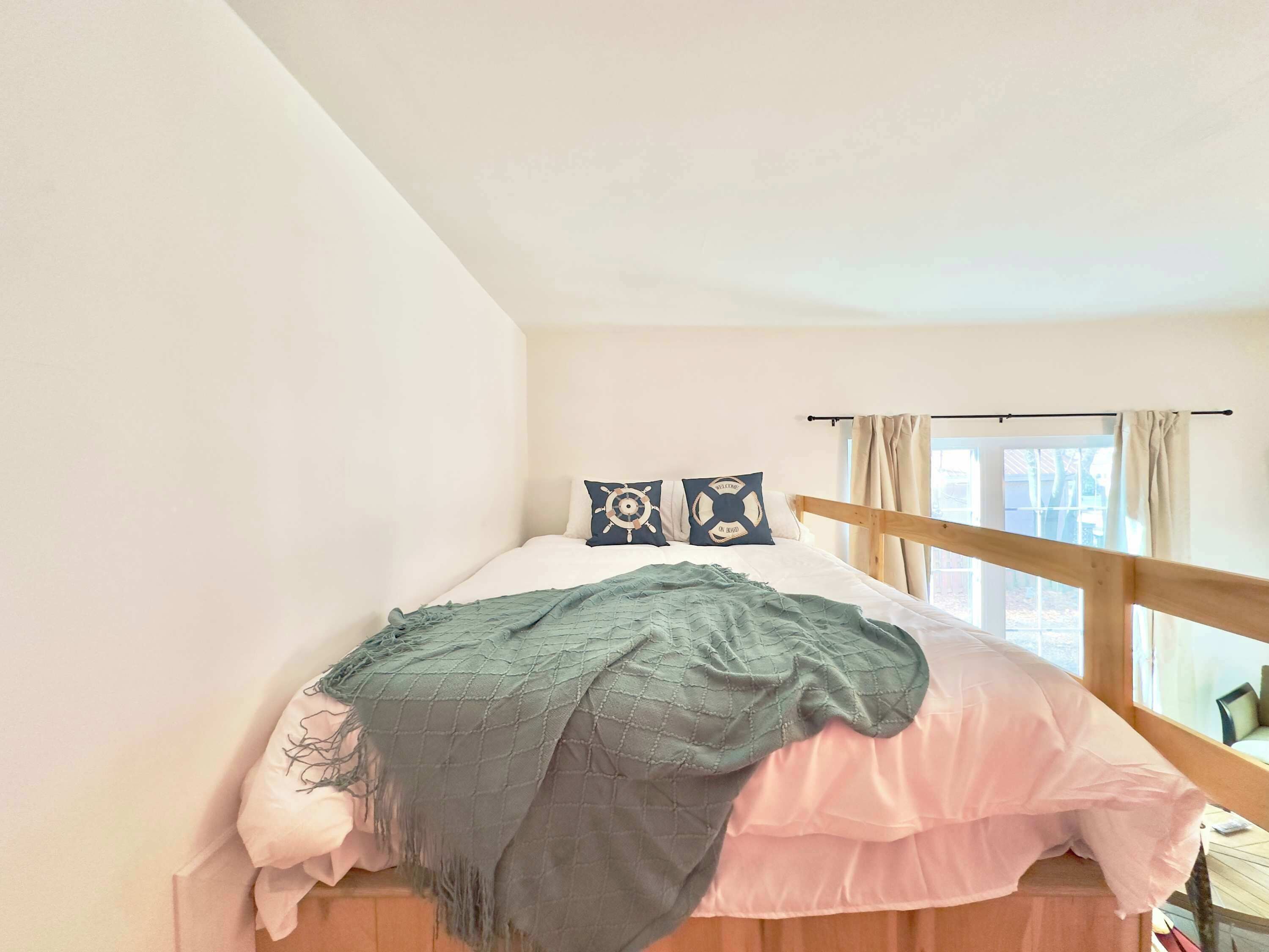 Tabla de planchar con plancha, wifi, ropa de cama