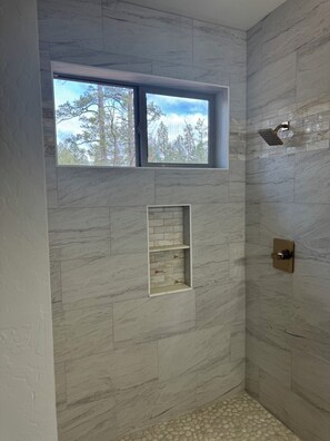 Shower, towels, soap, toilet paper - Cozy 4-bedroom cabin in amazing Torreon (Show Low)