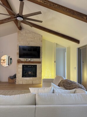 TV, fireplace - Cozy 4-bedroom cabin in amazing Torreon (Show Low)