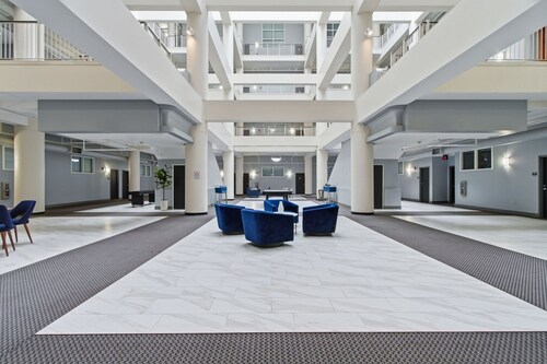 Luxury Downtown Cityview Suite Skywalk Access + Free Garage Parking