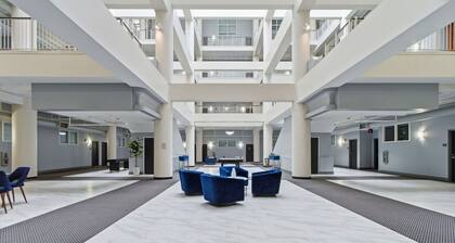 Luxury Downtown Cityview Suite Skywalk Access + Free Garage Parking