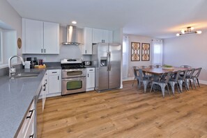 Fridge, microwave, oven, stovetop - Lazy River Resort • Giant Slides • Splash Park • Outdoor Games • Arcade •Theater (Indio)