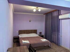 Classic Double Room | Bathroom | Free toiletries, hair dryer, towels, soap - Hotel international (Yerevan)