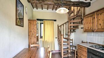 Kühlschrank, Herdplatte, Wasserkocher mit Kaffee-/Teezubehör