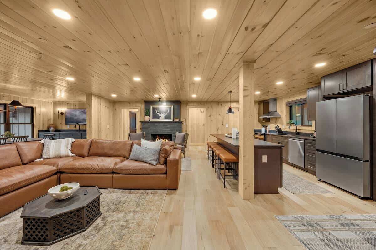 Televisión, chimenea y oficina 