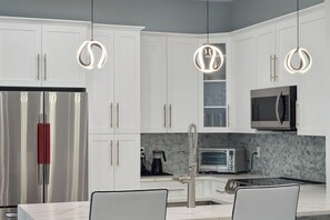 冷蔵庫、電子レンジ、オーブン、コンロ