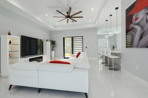 PALM HEAVEN ESTATE-BEACH-BOAT-POOL TABLE, FAMILY FRIENDLY, TRAMPOLINE,BASKETBALL