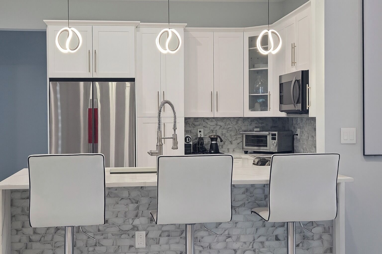 Kylskåp, mikrovågsugn, ugn och spishäll