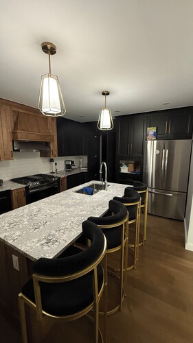 Modern 3 Bedroom Apartment Perfect for Visiting Family or Working Professionals