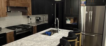 Modern 3 Bedroom Apartment Perfect for Visiting Family or Working Professionals