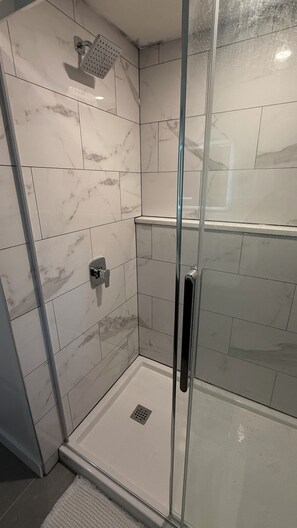 Douche, séchoir à cheveux, bidet, serviettes fournies