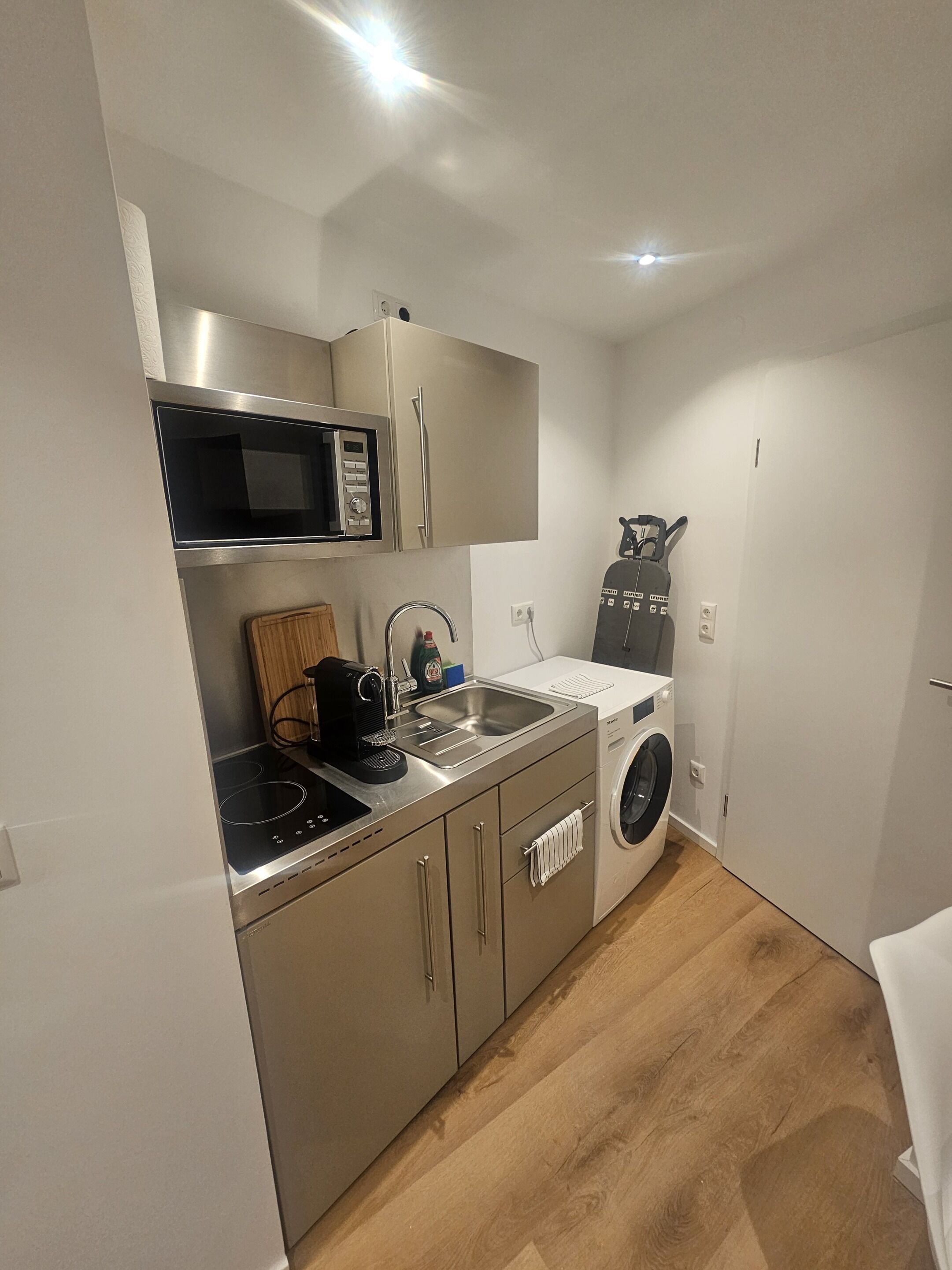 Refrigerador, microondas, cafetera y tetera y tostadora 