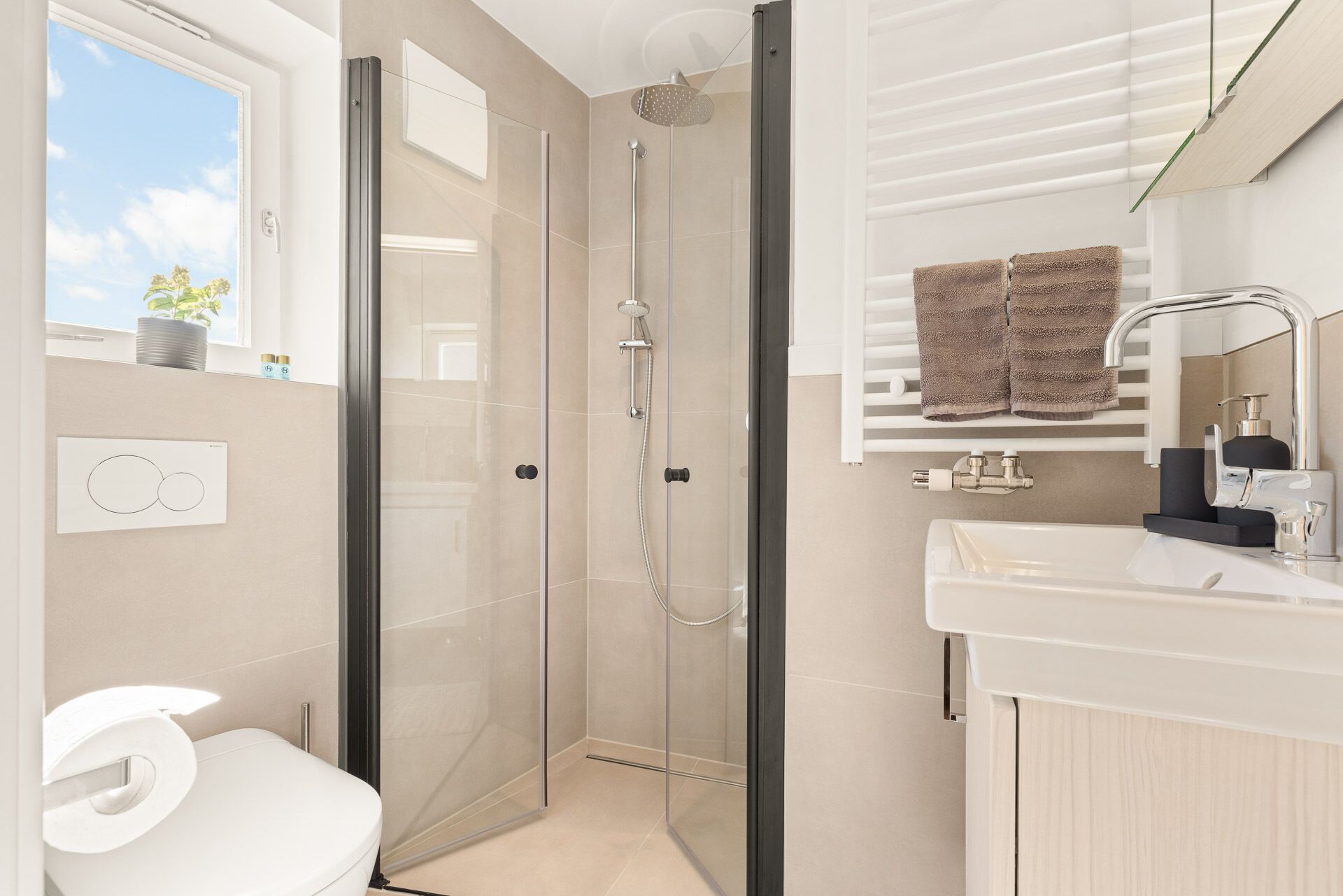 Douche, sèche-cheveux, serviettes fournies