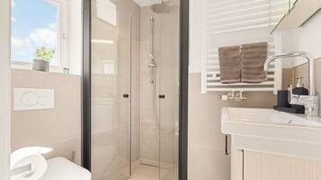 Douche, sĂšche-cheveux, serviettes fournies