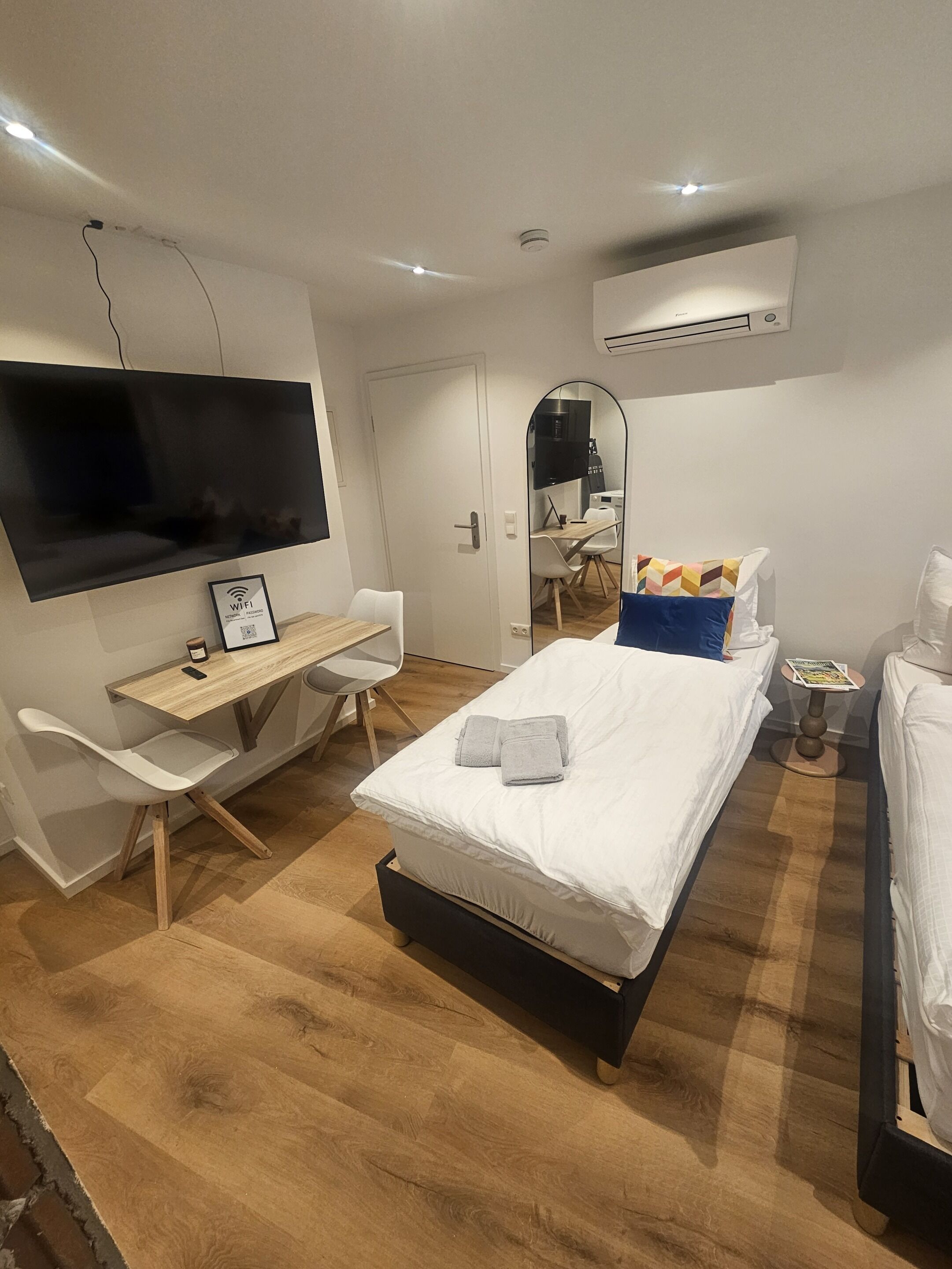 Tabla de planchar con plancha, wifi gratis y ropa de cama 