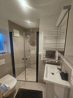 Dusche, Haartrockner, Handtücher