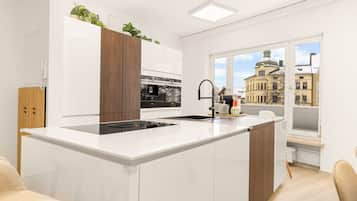 Geladeira, micro-ondas, cafeteira/chaleira, torradeira